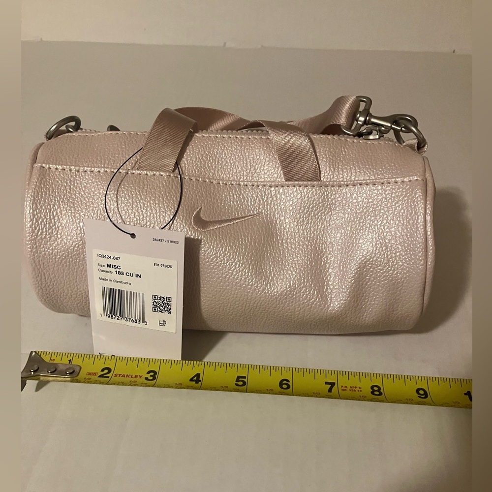 Women’s Nike Clash Mini barrel bag - Picture 7 of 9